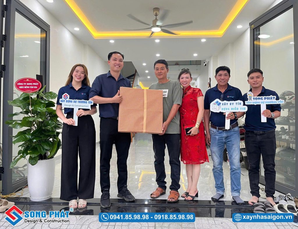 Đội ngũ Song Phát đến tặng quà bàn giao cho gia đình anh Tâm
