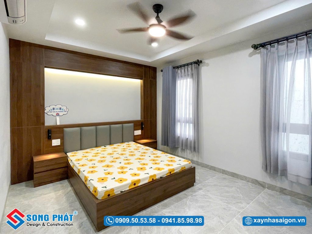 Không gian phòng ngủ phía sau lầu 1 thoáng sáng với 2 hệ cửa sổ bố trí hợp lý