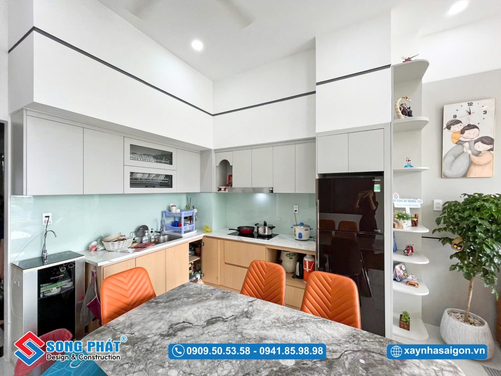 Thiết kế bếp chữ L tiện nghi trong hoạt động nấu ăn của gia đình
