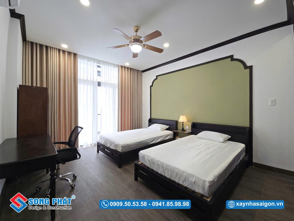 Phòng ngủ của con trai được thiết kế đơn giản, tiện nghi