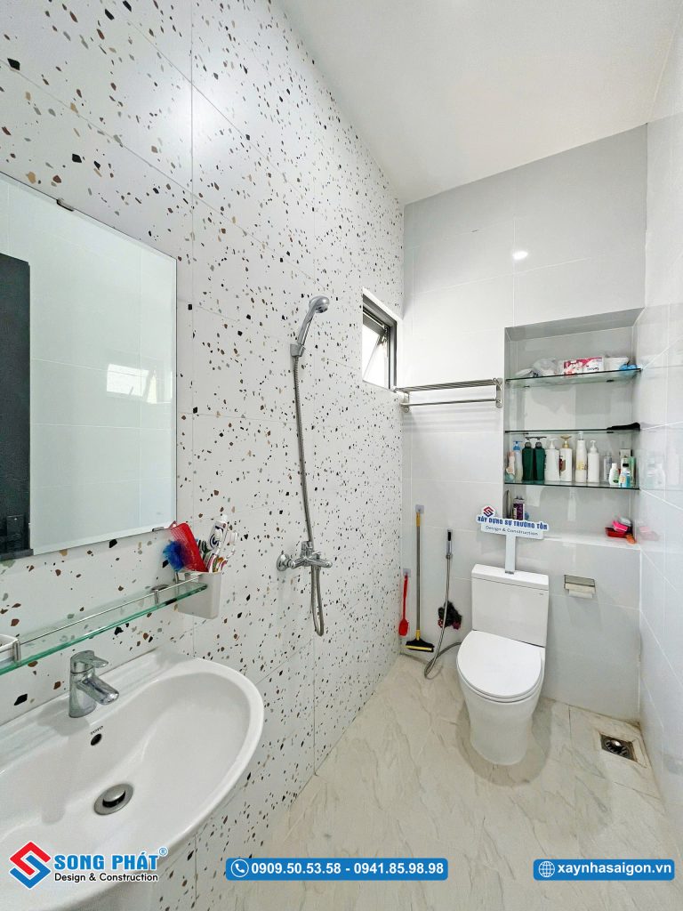 Gạch vân đá màu trắng mang đến cảm giác thoải mái, sạch sẽ cho không gian WC
