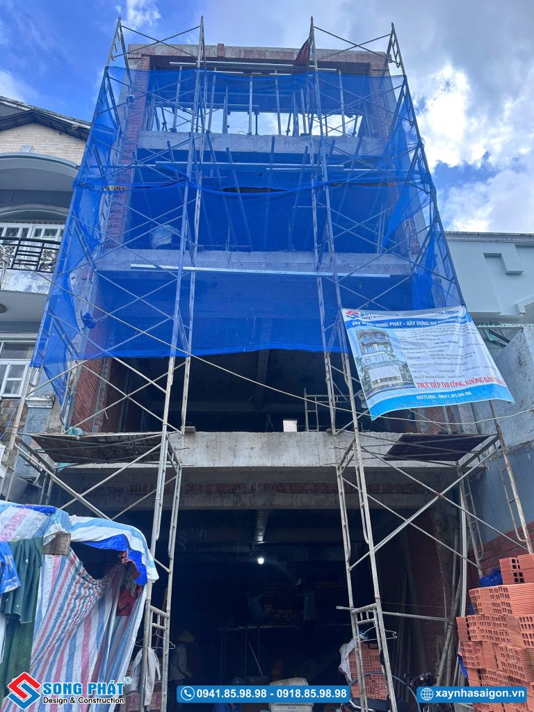 Mặt tiền công trình trong quá trình thi công