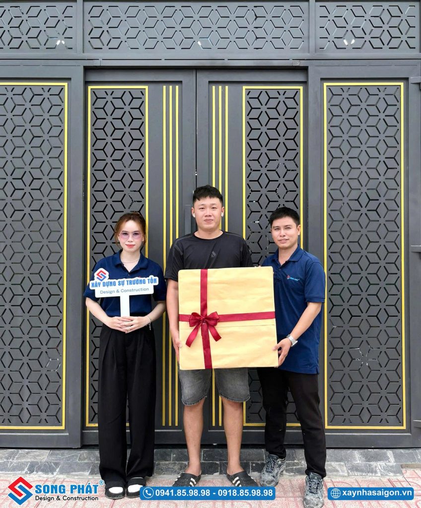 Đội ngũ Song Phát đến bàn giao và tặng quà lưu niệm cho gia đình anh Huân