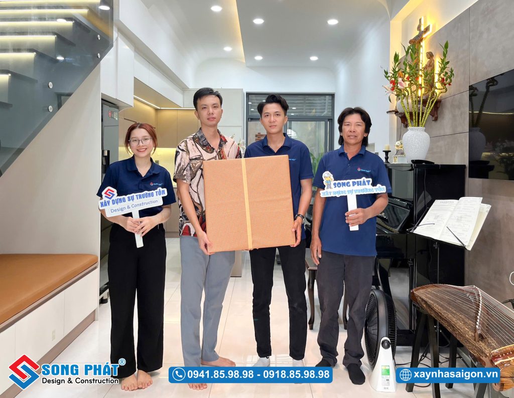 Đội ngũ song Phát đến bàn giao và tặng quà cho gia đình chị Thương