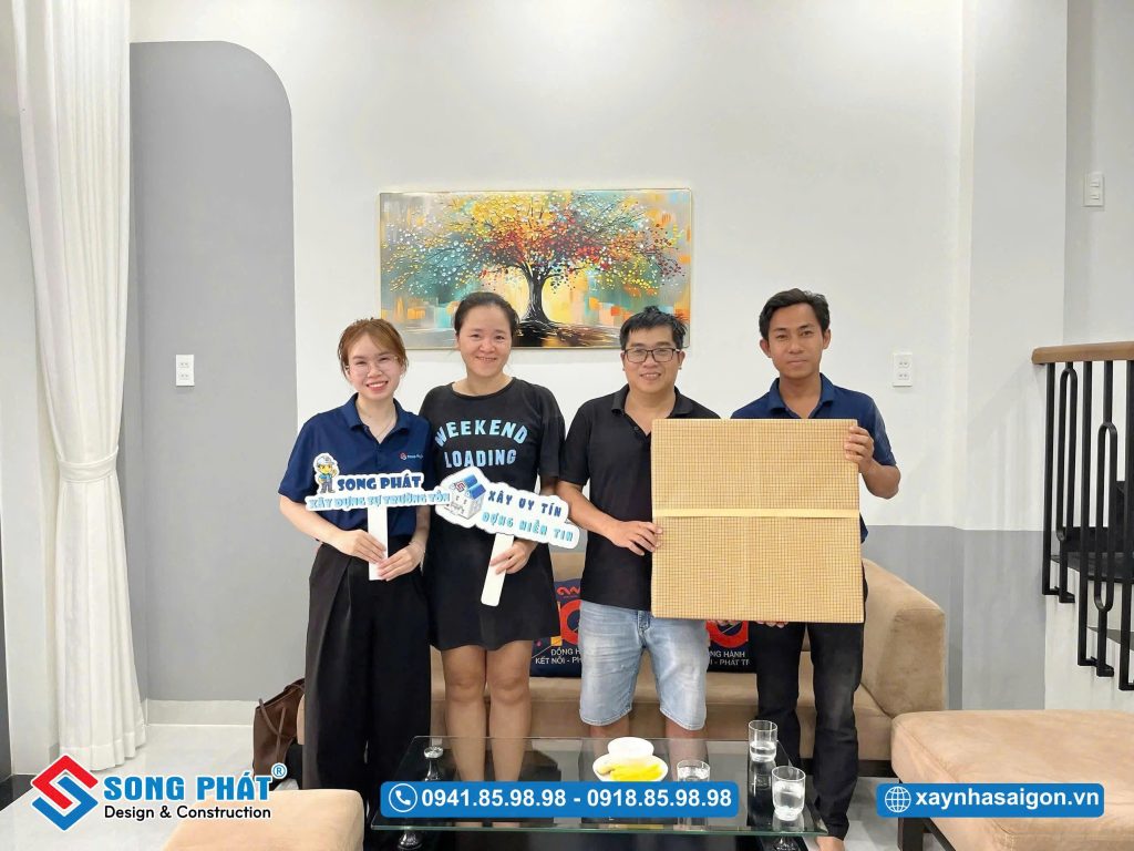 Đội ngũ Song Phát đến bàn giao và tặng quà kỉ niệm cho gia đình anh chị