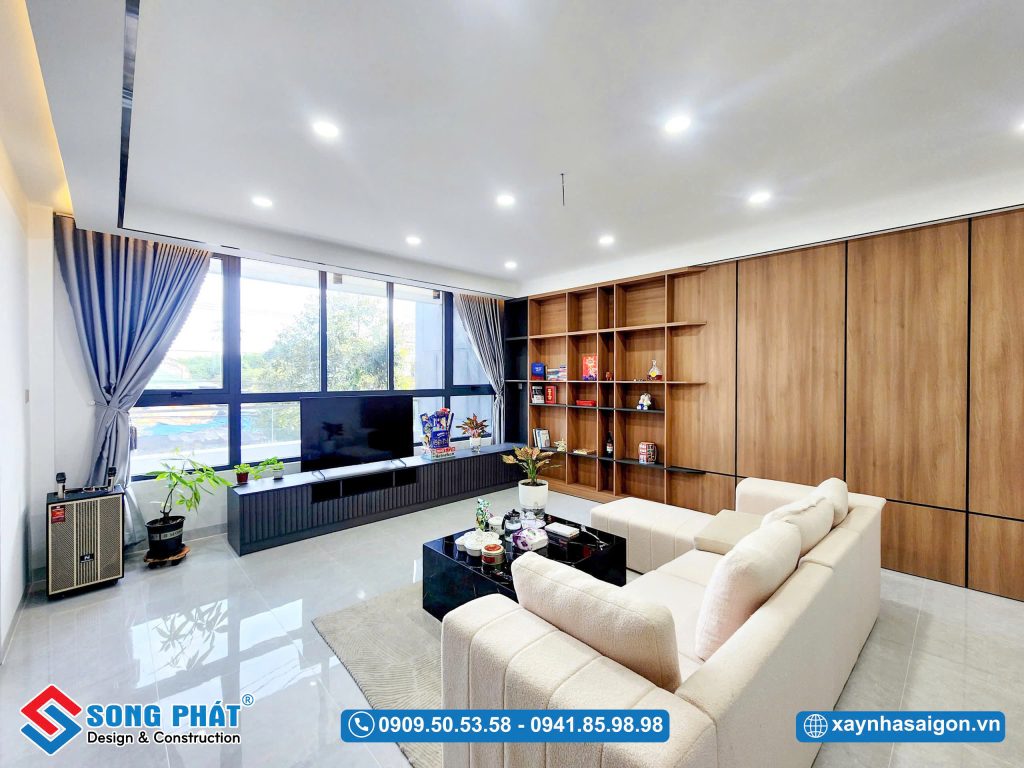 Hệ tủ trang trí bố trí dọc theo chiều dài của phòng làm tăng tính thẩm mỹ cho không gian