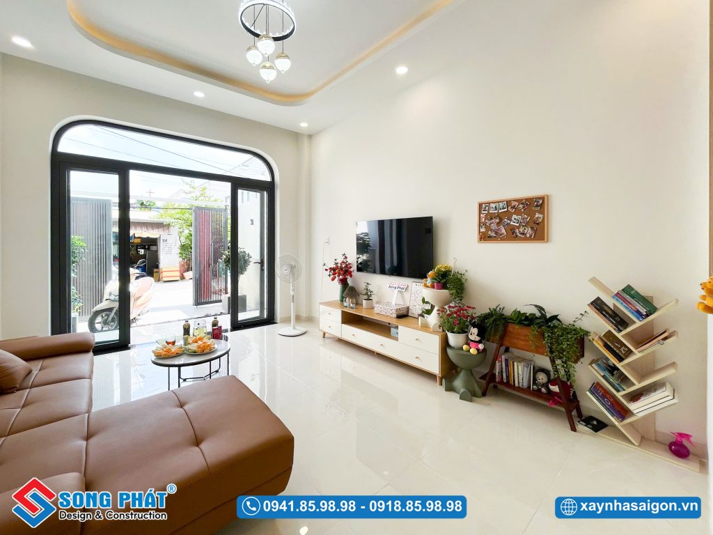 Cửa kính lớn mang ánh sáng tự nhiên vào không gian