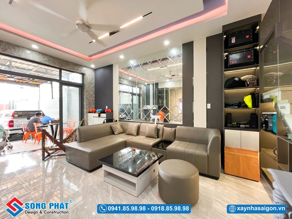 Phòng khách thoáng sáng nhờ hệ cửa kính lớn