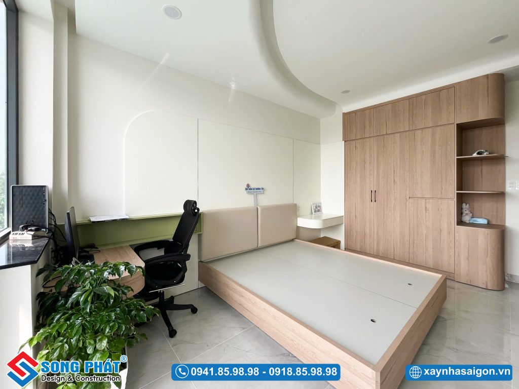 Tủ quần áo bố trí gọn gàng, tối ưu không gian lưu trữ.