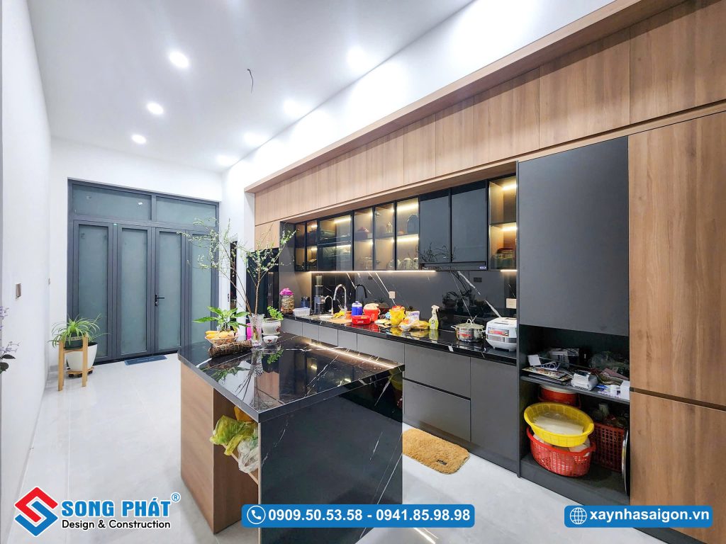 Tủ bếp âm trần màu đen kết hợp đèn LED tạo vẻ đẹp sang trọng cho không gian bếp