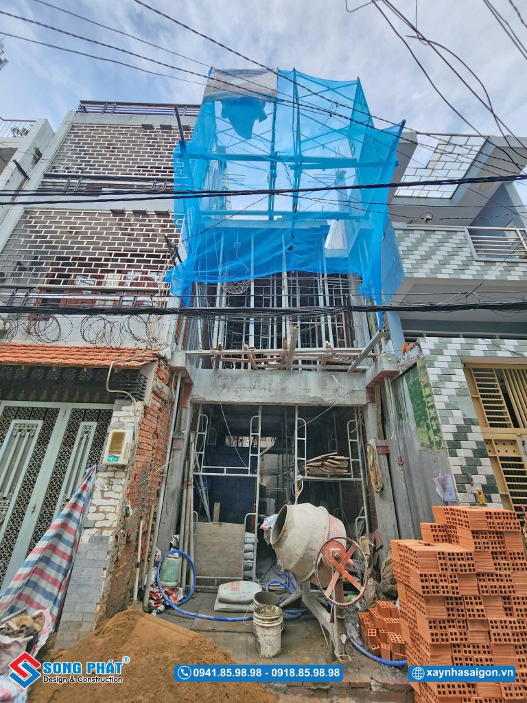 Mặt tiền nhà trong quá trình hoàn thiện