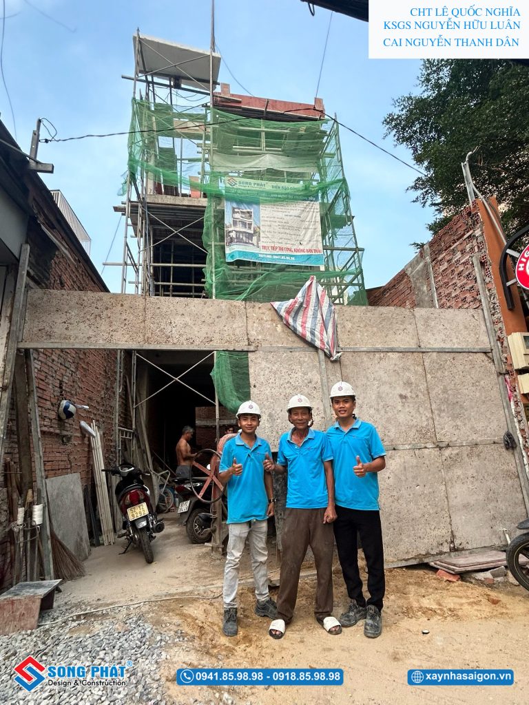 Mặt tiền nhà trong quá trình hoàn thiện