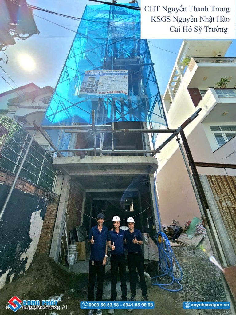 Mặt tiền ngôi nhà trong quá trình hoàn thiện