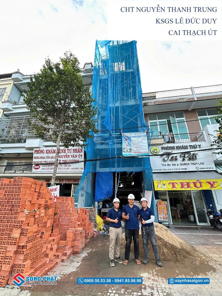 Mặt tiền ngôi nhà trong quá trình hoàn thiện