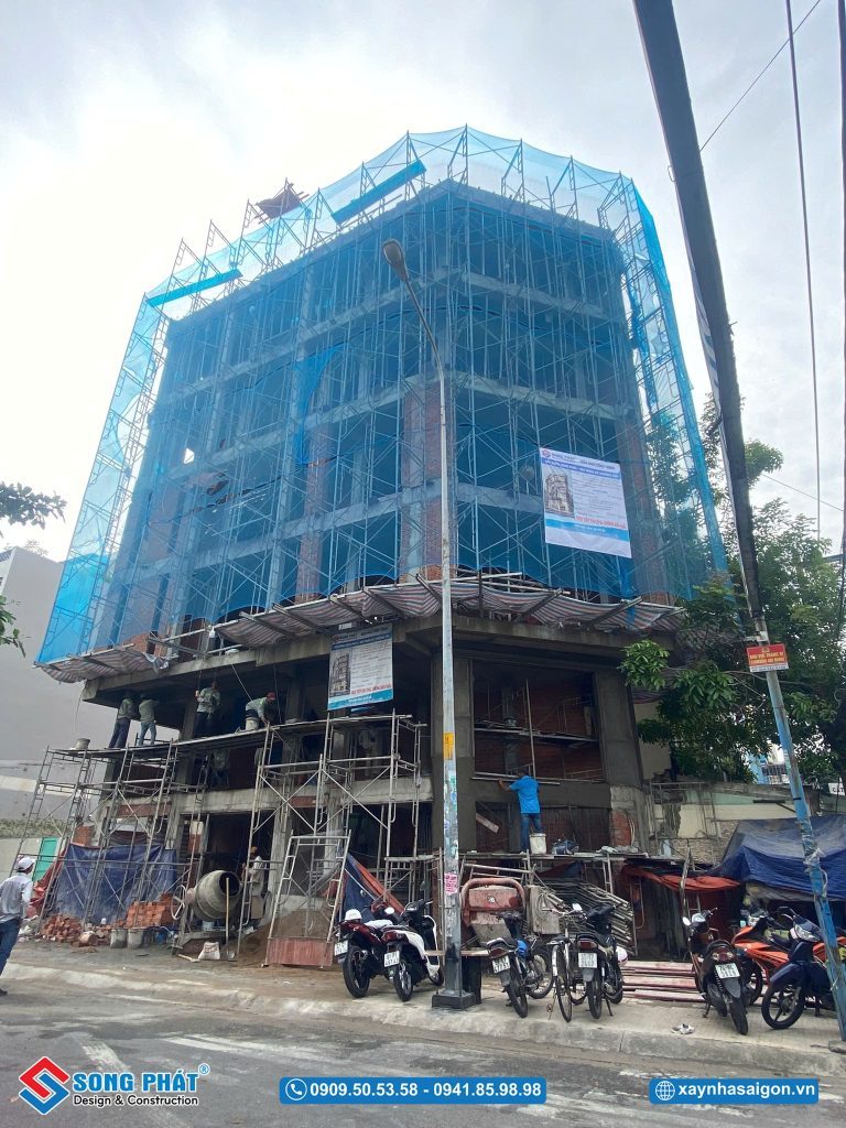 Mặt tiền ngôi nhà trong quá trình hoàn thiện