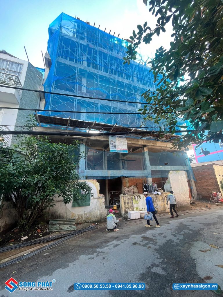 Mặt tiền nhà trong quá trình hoàn thiện