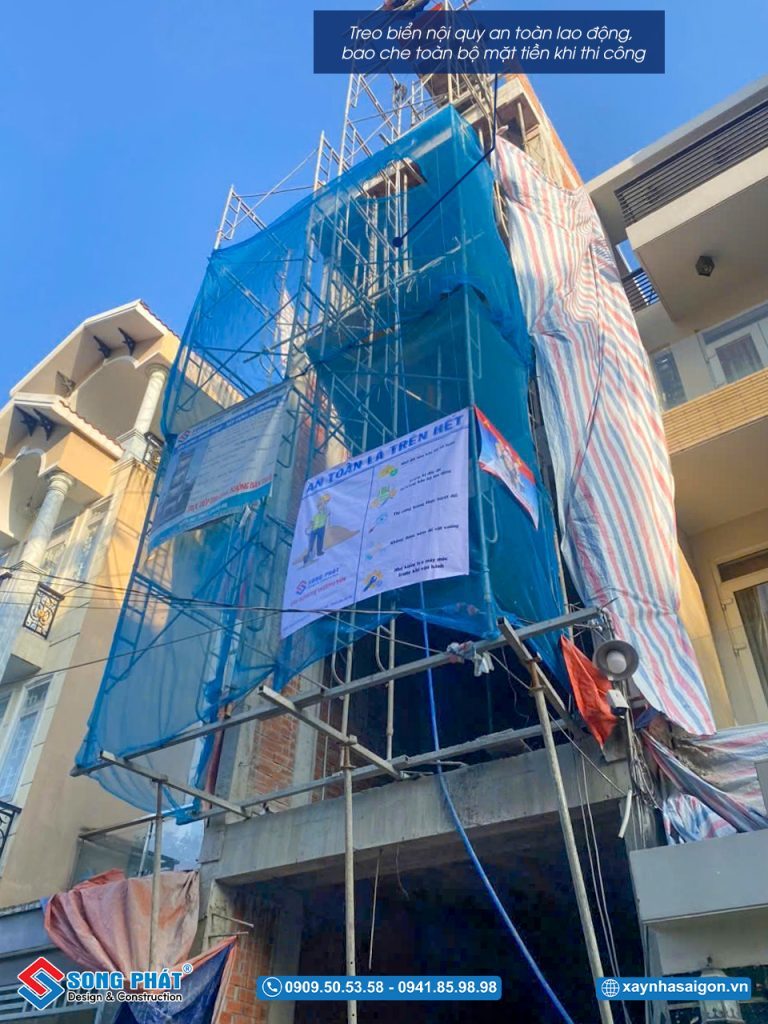 Mặt tiền nhà trong quá trình hoàn thiện