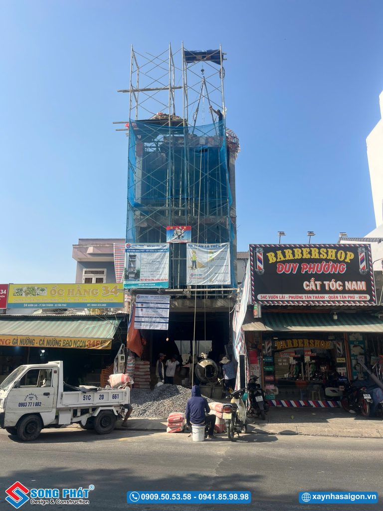 Mặt tiền nhà trong quá trình hoàn thiện