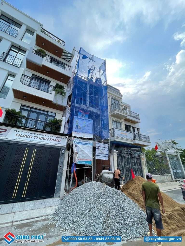 Mặt tiền nhà trong quá trình hoàn thiện
