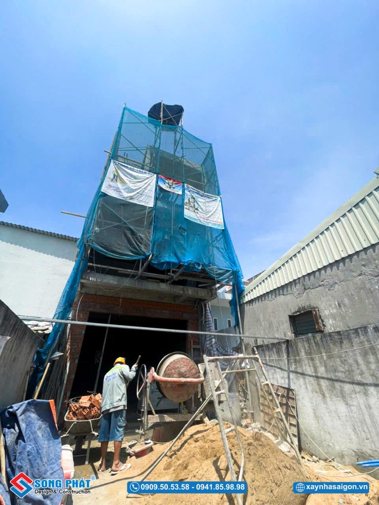 Mặt tiền nhà trong quá trình hoàn thiện