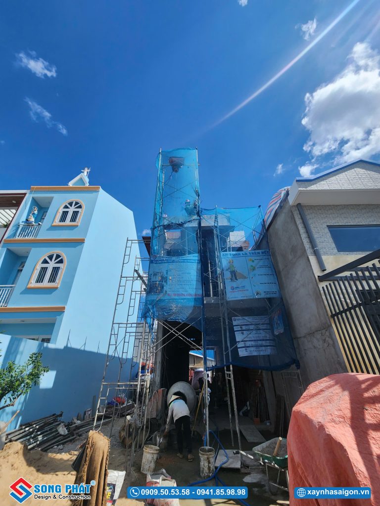 Mặt tiền nhà trong quá trình hoàn thiện