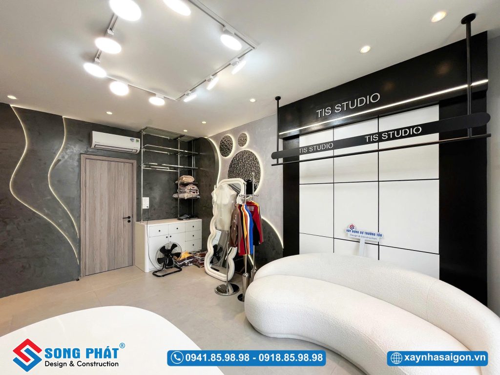 Bố cục mở, thuận tiện trưng bày và sắp xếp sản phẩm.