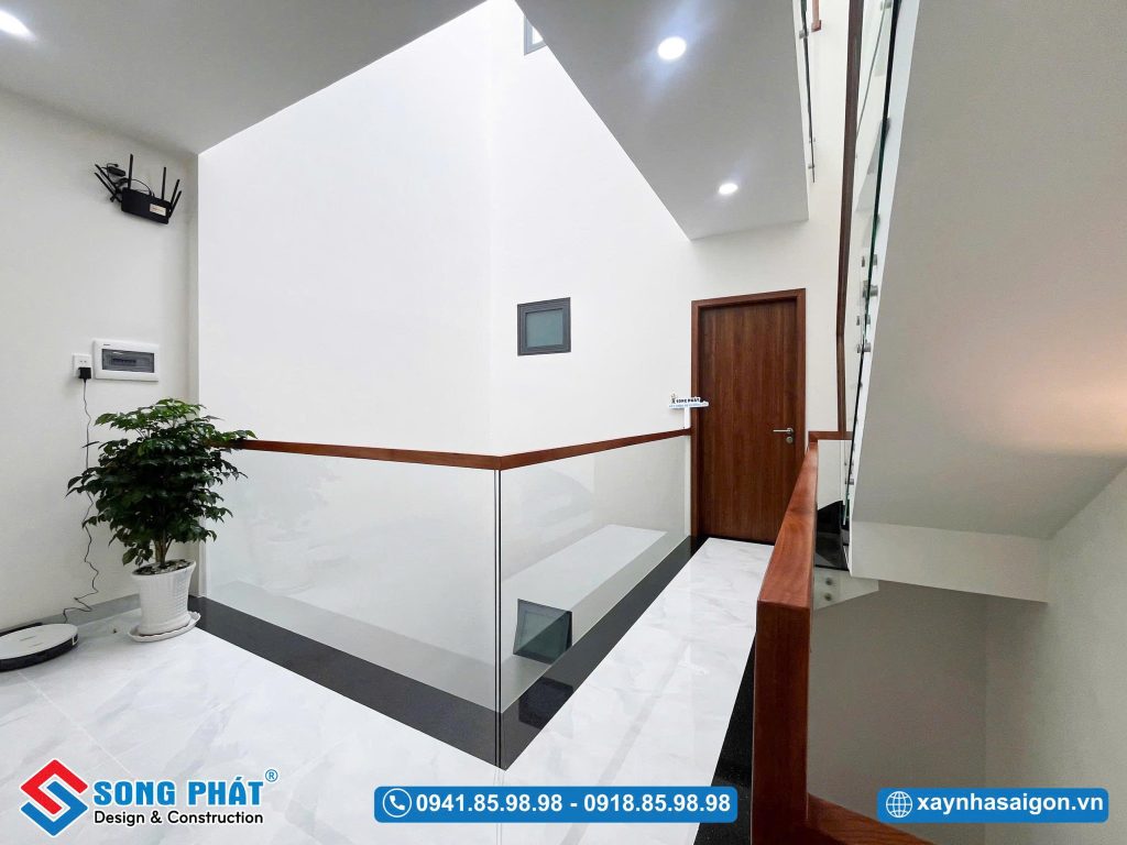 Giếng trời lớn giúp không gian sảnh thang được thoáng đạt