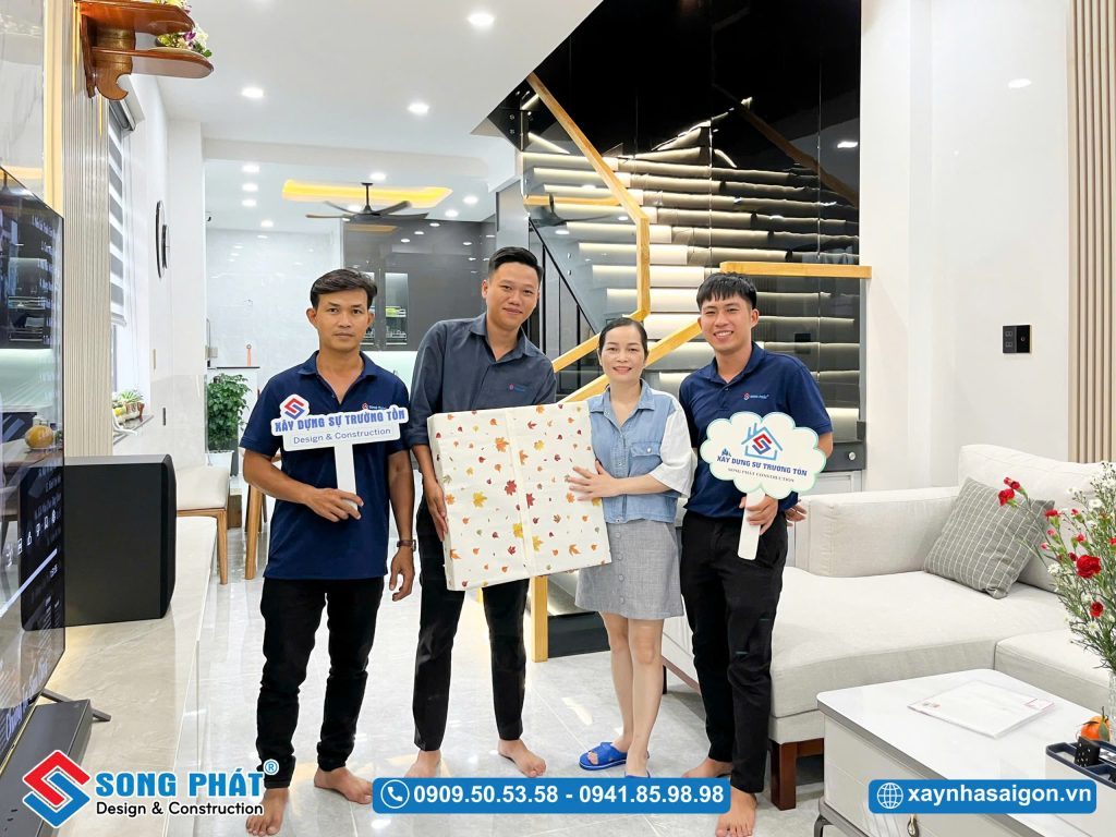 Đội ngũ song Phát đến bàn giao và tặng quà cho gia đình chị Nhung
