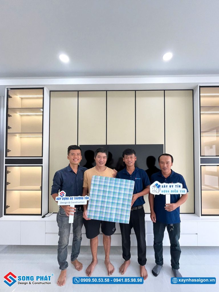 Đội ngũ Song Phát đến bàn giao và tặng quà cho gia đình chị Phượng