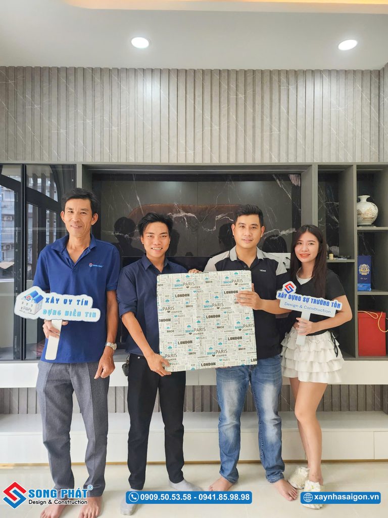 Đội ngũ Song Phát đến bàn giao và tặng quà cho gia đình anh Phú