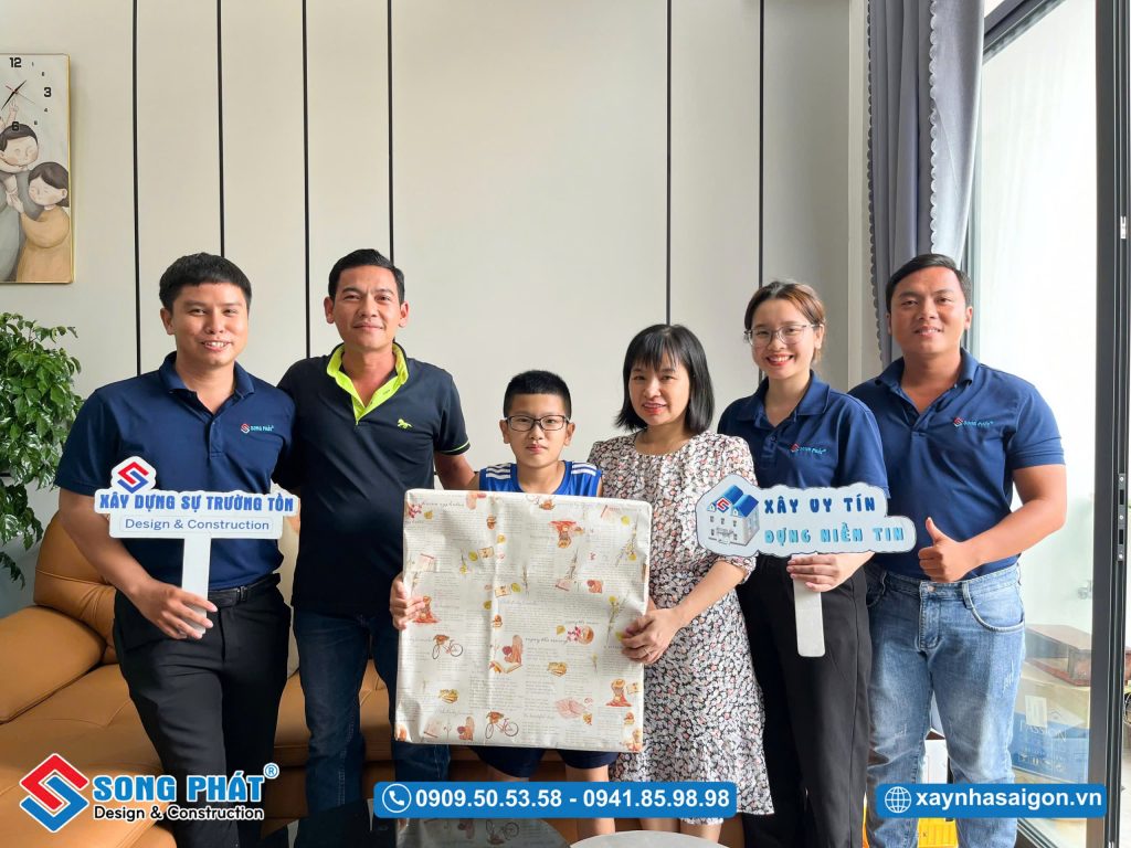 Đội ngũ Song Phát đến bàn giao và tặng quà cho gia đình anh Nam - chị Diễm