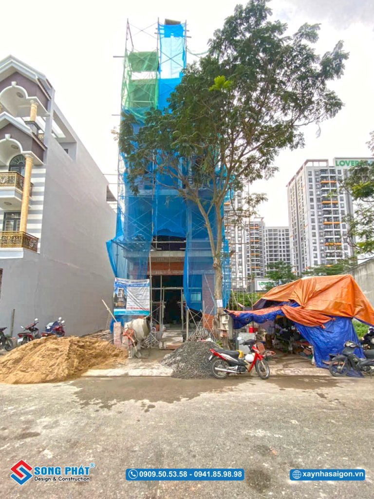 Mặt tiền ngôi nhà trong quá trình hoàn thiện
