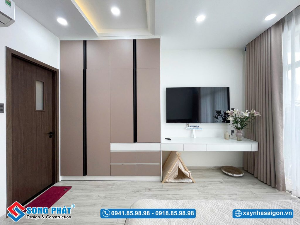 Phòng ngủ ấm cúng với tivi đặt ở vị trí lý tưởng.