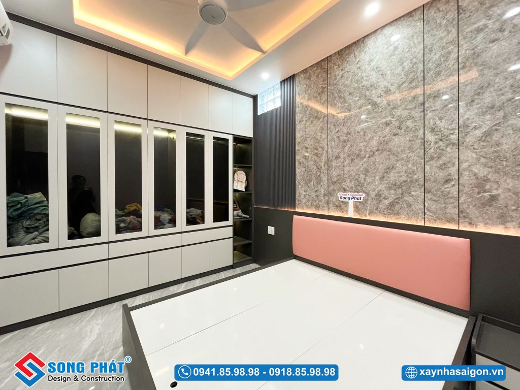 Phòng ngủ phía sau được thiết kế với tone hồng nhẹ nhàng