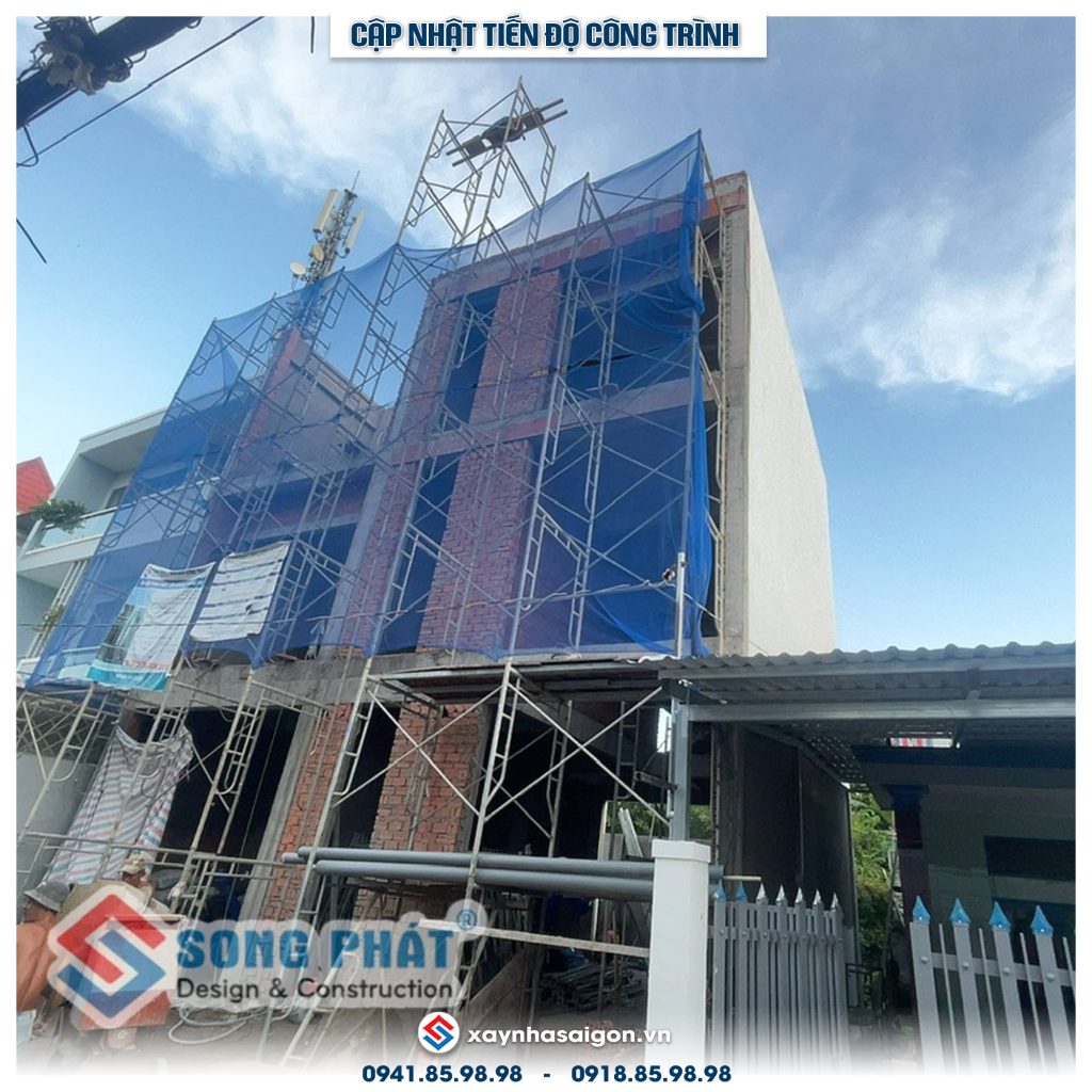 Mặt tiền nhà trong quá trình hoàn thiện