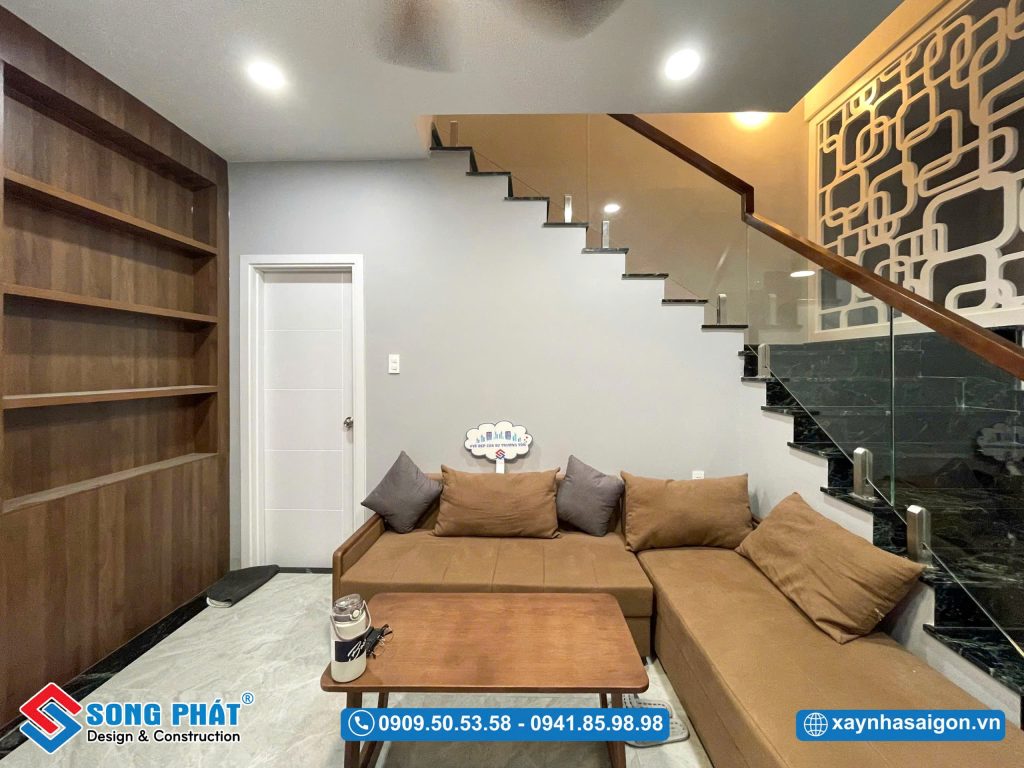 Không gian phòng khách tạo cảm giác ấm cúng với gam màu nâu