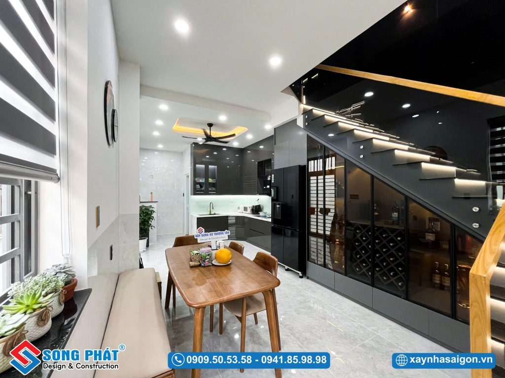 Hệ tủ trang trí tạo điểm nhấn thẩm mỹ cho không gian bếp ăn