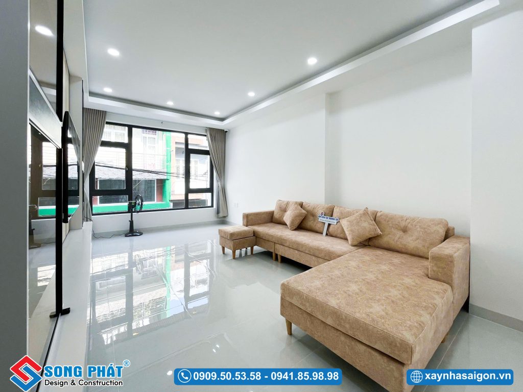 Không gian phòng khách với thiết kế đơn giản, thoáng sáng