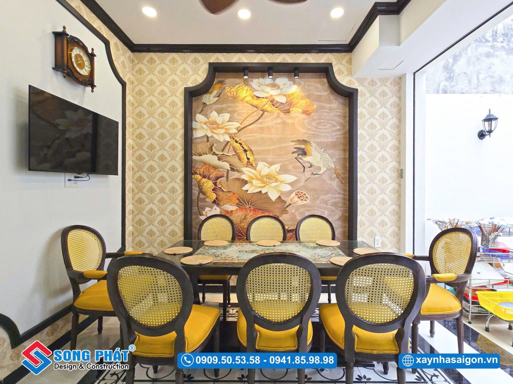 Không gian phòng bếp với tranh lụa vải canvas bắt mắt