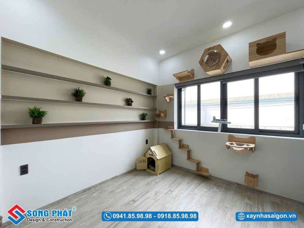 Không gian sáng tạo, nơi kệ trang trí và cây xanh mang đến cảm hứng.