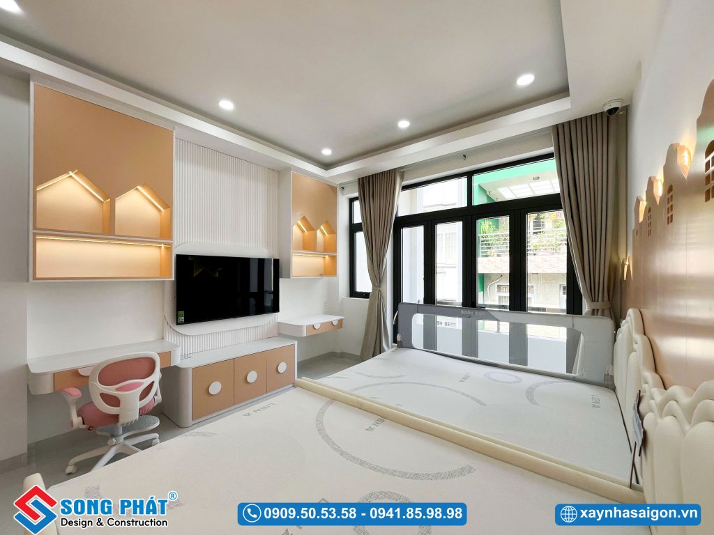 Phòng ngủ cho con với hệ cửa kính lớn, tối ưu ánh sáng vào không gian bên trong