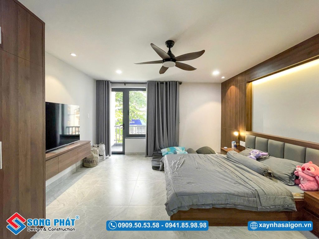 Không gian phòng ngủ phía trước lầu 1 rộng rãi, thoáng đạt