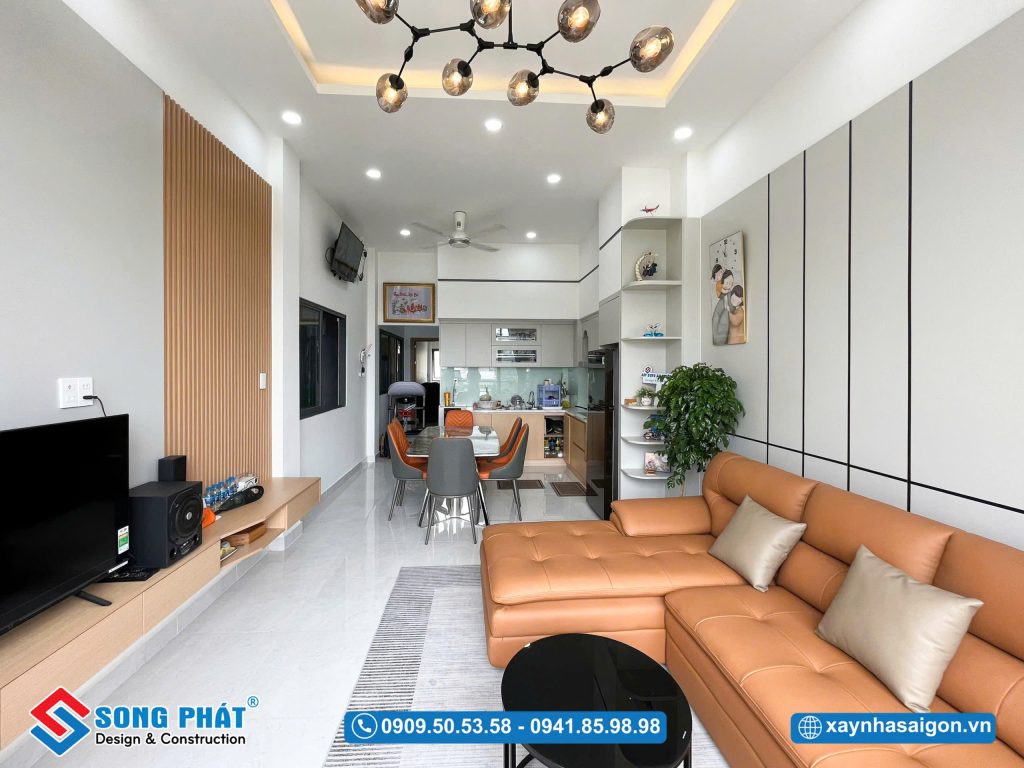 Phòng khách được thiết kế thông với bếp ăn, tạo không gian rộng rãi, tiện nghi