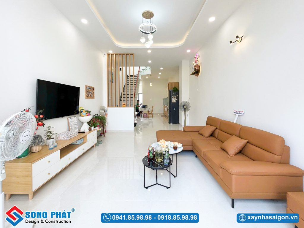 Cầu thang dọc tạo cảm giác thoáng đãng cho không gian tầng trệt