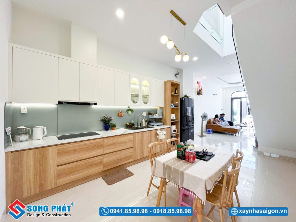 Tủ bếp tone trắng nâu mang lại cảm giác hài hòa, ấm áp