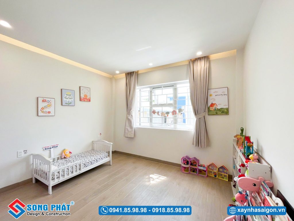 Phòng ngủ cho bé gái phía sau lầu 2 được trang trí theo sở thích của bé
