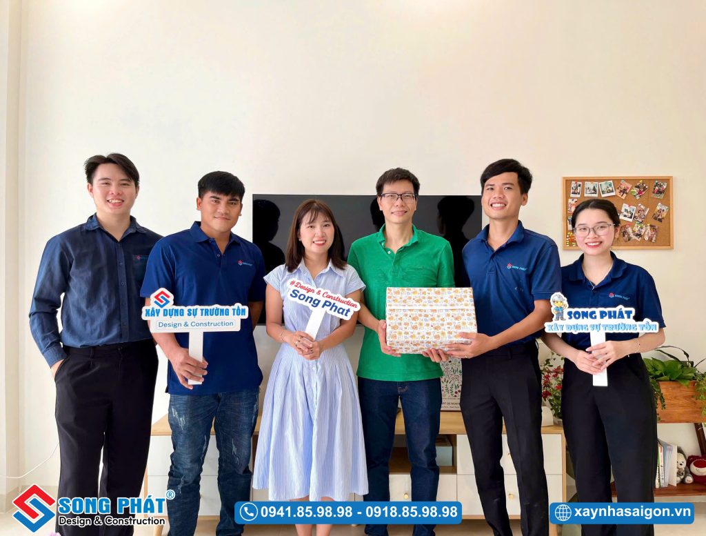 Đội ngũ Song Phát đến bàn giao và tặng quà kỉ niệm cho gia đình anh chị