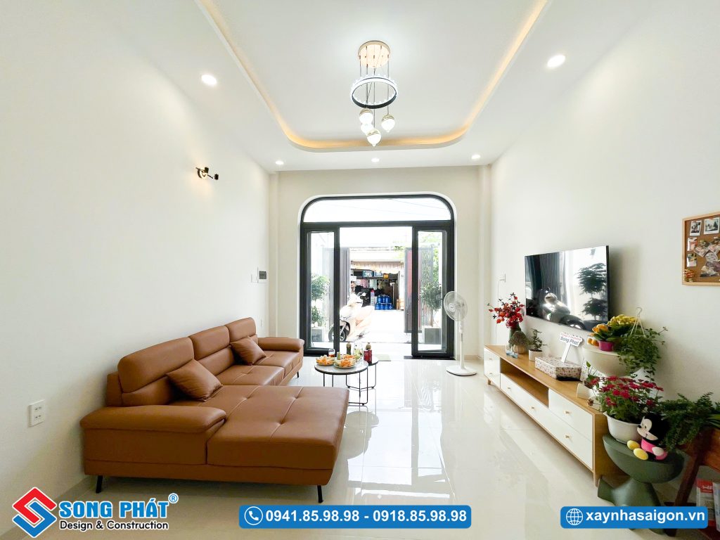 Cửa kính lớn mang ánh sáng tự nhiên vào không gian