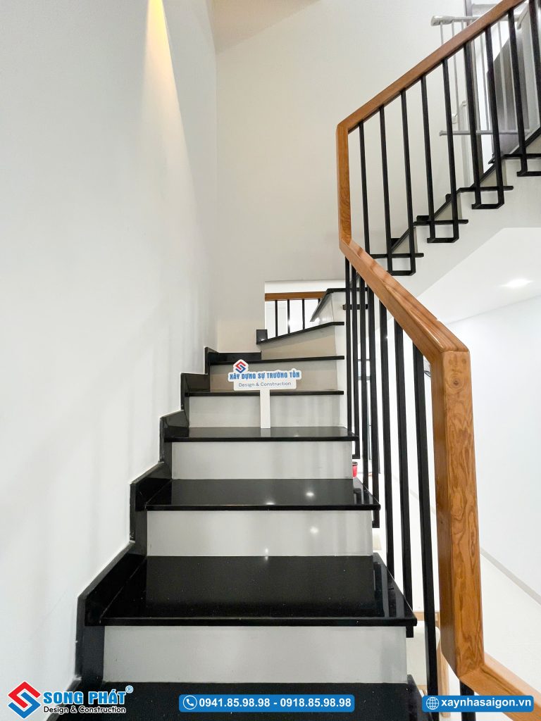 Cầu thang tay vịn gỗ sồi kết hợp đá marble tinh giản, hài hòa