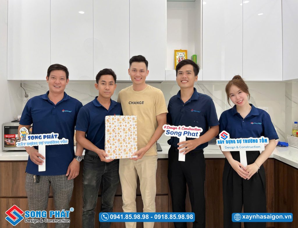 Đội ngũ Song Phát đến bàn giao và tặng quà cho gia đình anh Đại